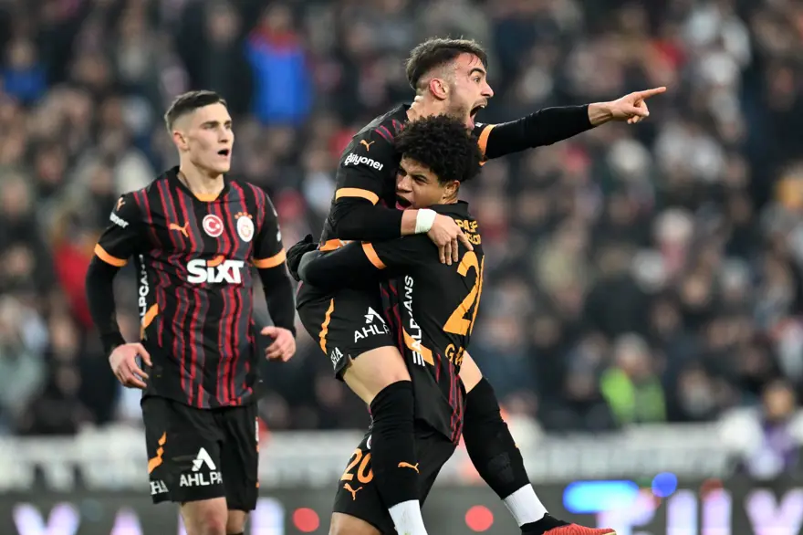 Galatasaray 10 kişiyle kazandı: Sivasspor deplasmanından galibiyetle dönüyor 1