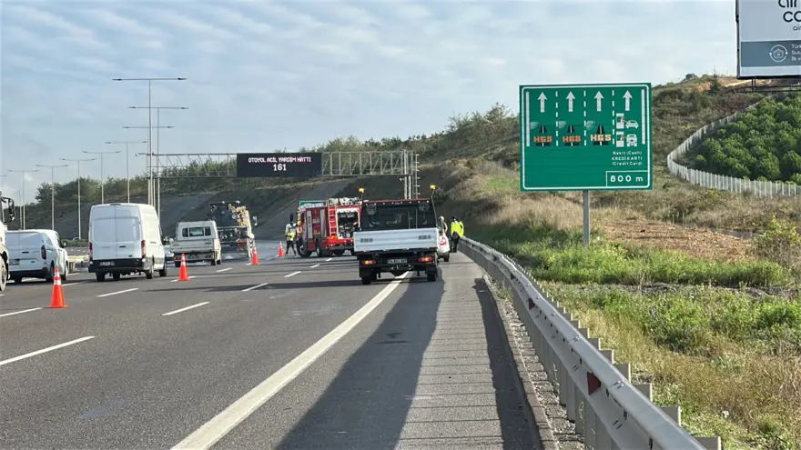 Seyir halindeyken yanan lüks araç küle döndü 4 Seyir halindeyken yanan lüks araç küle döndü 4
