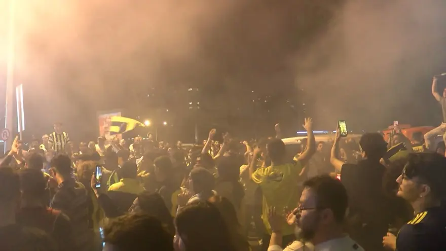 Fenerbahçeli taraftarlar, Kadıköy'de kupa zaferini kutladı 5