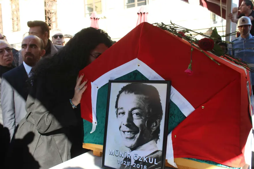 Münir Özkul son yolculuğuna uğurlandı 5 Münir Özkul son yolculuğuna uğurlandı 5