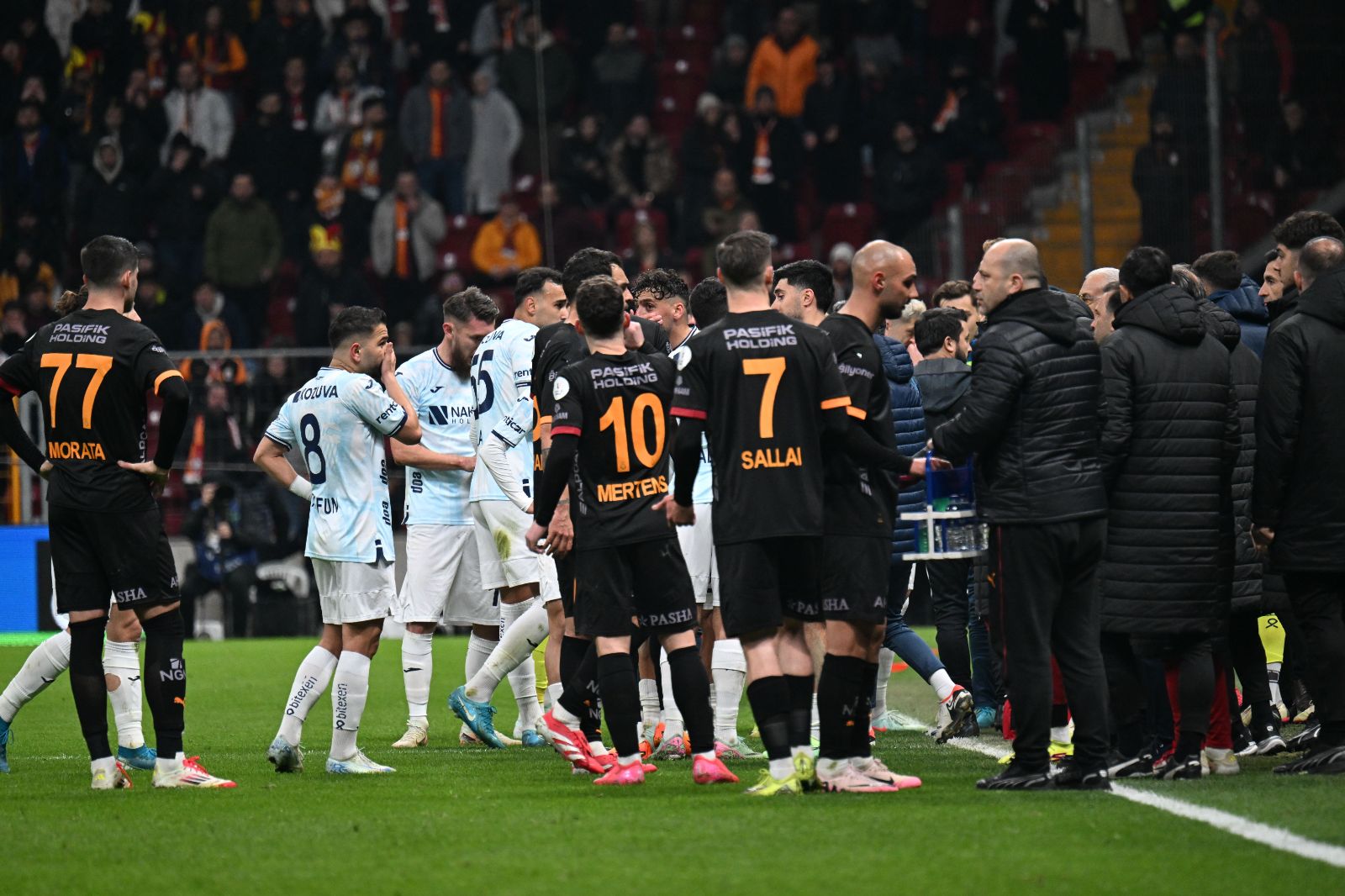 "Karanlık gece" (10 Şubat 2025 spor manşetleri)
