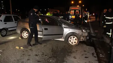 Amasya’da kontrolden çıkan otomobil duvara çarptı: 3 yaralı