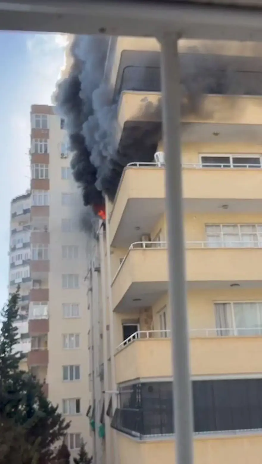 Adana’da 10 katlı binada yangın paniği 2