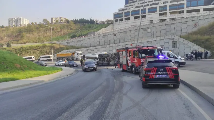 Sarıyer'de kaza: Beton mikseri servise çarpıp durdu 1