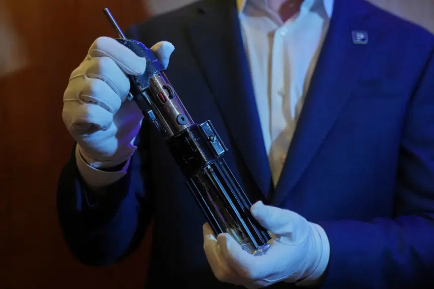 Darth Vader'ın ışın kılıcı 3.65 milyon dolara satıldı 2