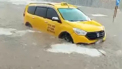 Mardin'de sağanak yağış: Sokaklar göle döndü