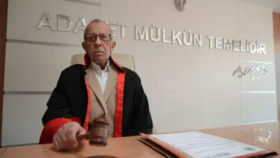 87 yaşındaki huzurevi sakininin 'hakimlik' hayali gerçek oldu: Cübbe giydi, dava yönetti