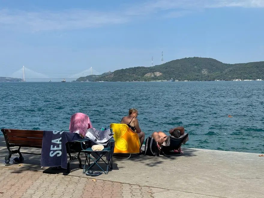 İstanbul'un bunaltan sıcaklarında vatandaşlar çareyi Boğaz'da buldu 2