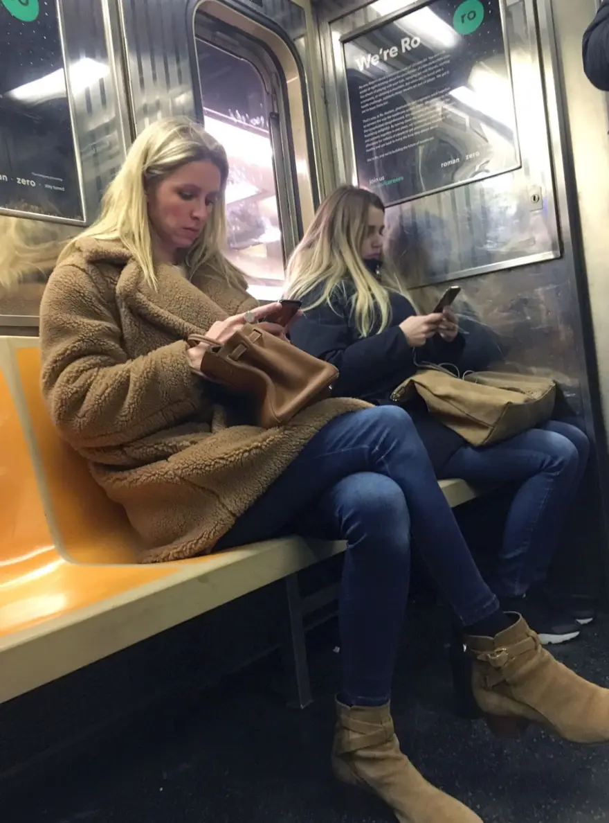 Oyuncu Merve Boluğur otobüste (Toplu taşıma kullanan ünlüler) 51