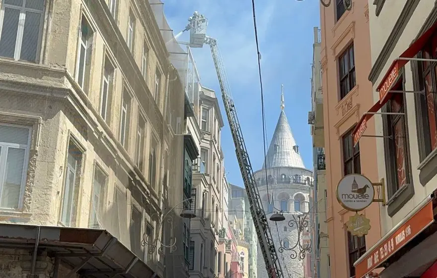 Galata’da yangın: Sokaklar duman altında kaldı 1 Galata’da yangın: Sokaklar duman altında kaldı 1