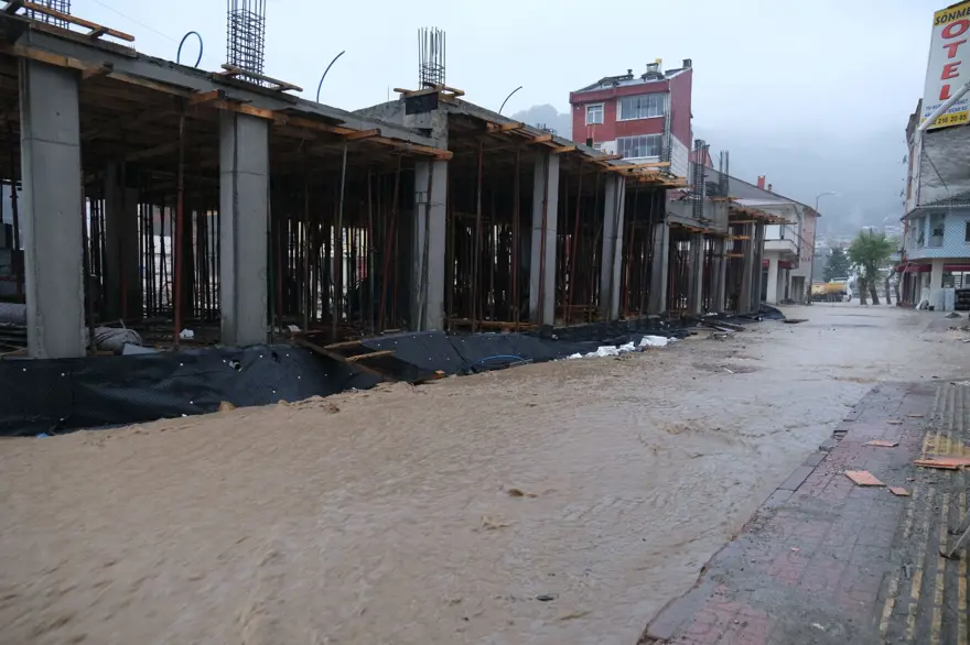 Sel felaketi yaşayan Bozkurt'un sokakları yeniden sular altında 11