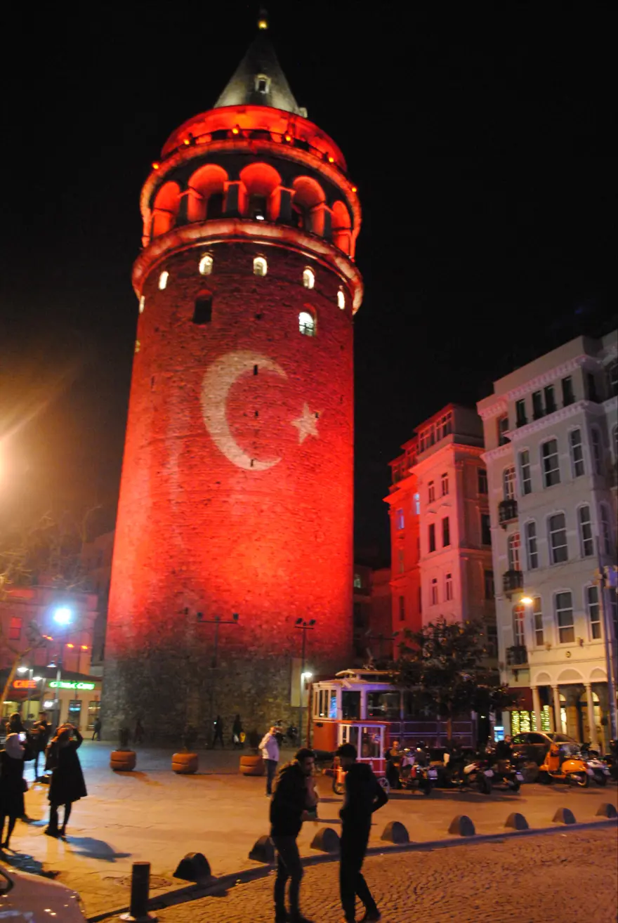 Galata Kulesi kırmızı beyaza büründü 1