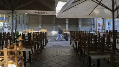 Yunanistan'da çoğu lokanta ve kafe Covid-19 kısıtlamaları nedeniyle kepenk kapattı