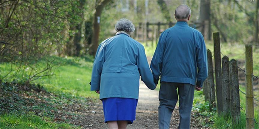 Alzheimer hastalığı ilk belirtilerden 20 yıl önce başlıyor