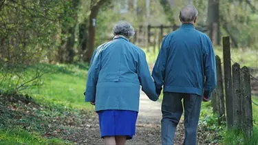 Alzheimer hastalığı ilk belirtilerden 20 yıl önce başlıyor