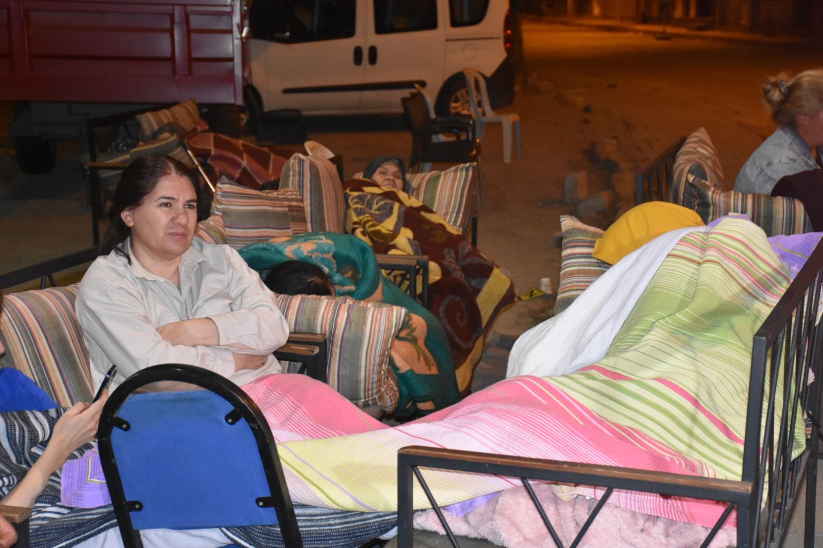 Deprem sonrası parklarda bahçelerde sabahladılar
