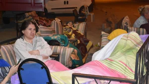 Deprem sonrası parklarda bahçelerde sabahladılar Deprem sonrası parklarda bahçelerde sabahladılar