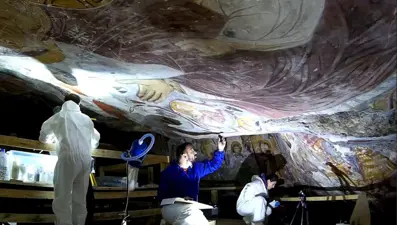 Sümela'da fresklere kazınan isimler siliniyor