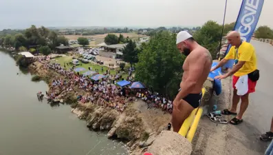 Kosova'da geleneksel atlama yarışı:  Yüzlerce kişi Şivan Köprüsü'nde buluştu