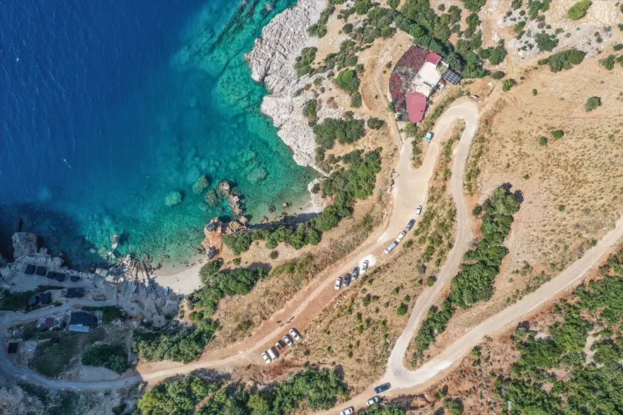 Akdeniz'de korsanların saklandığı Karamağara Koyu turist akınına uğruyor 6