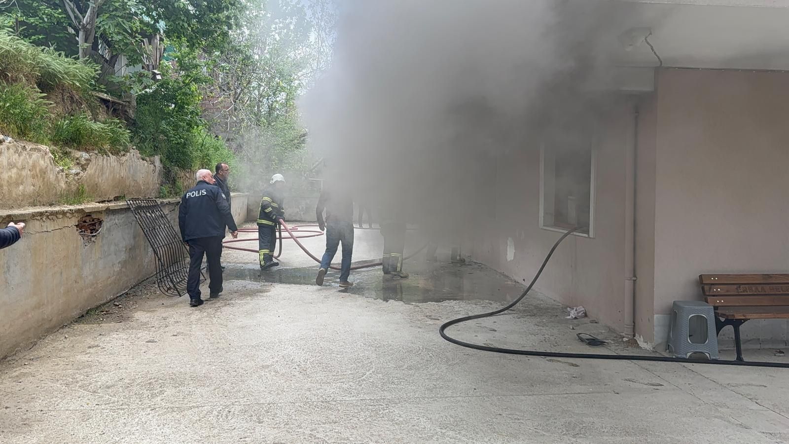 Korkutan anlar: Yangında evde iki çocuk mahsur kaldı