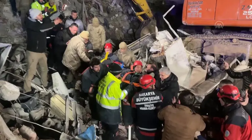 3 KİŞİLİK AİLE, DEPREMDEN 73 SAAT SONRA ENKAZDAN KURTARILDI 28