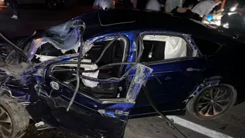 Otomobil TIR'a ok gibi saplandı