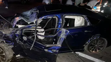 Otomobil TIR'a ok gibi saplandı