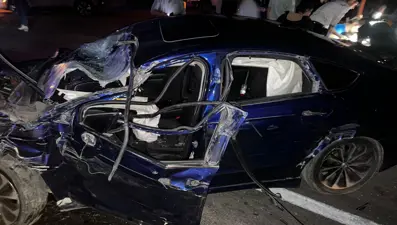 Otomobil TIR'a ok gibi saplandı