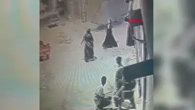 Adana'da sokakta oynayan çocukları sopayla dövdü