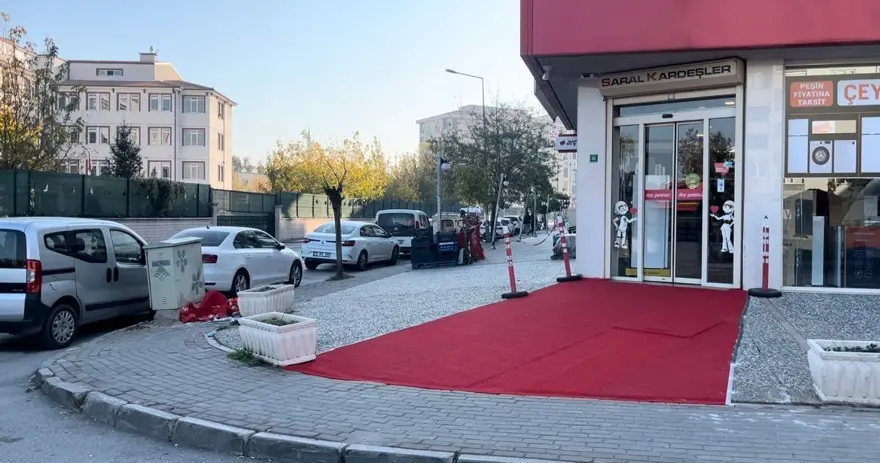 Ayağını gazda unutunca faciadan dönüldü: Ezilmekten son anda kurtuldular! 4