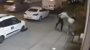 Sevgilisini sokak ortasında art arda yumrukladı