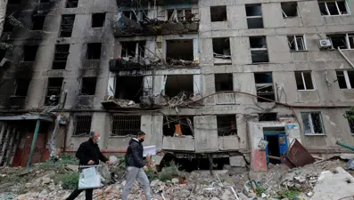 Ukrayna'nın doğusunda referandum başladı: Askerler evlerden oy topluyor