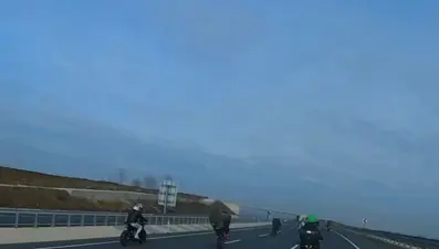 Sultanbeyli ve Çatalca'da motosikletlilerin tehlikeli yolculuğu