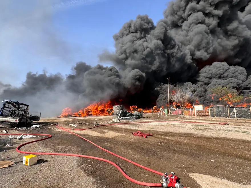 GÖKYÜZÜNÜ SİYAH DUMANLAR KAPLADI 1 GÖKYÜZÜNÜ SİYAH DUMANLAR KAPLADI 1