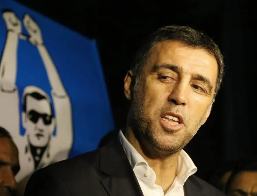 Hakan Şükür destek için adliye önünde 