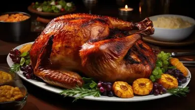 İç pilavına 1 kaşık eklemek lezzetini 5'e katlıyor: Nar gibi kızarmış yılbaşı hindisi tarifi