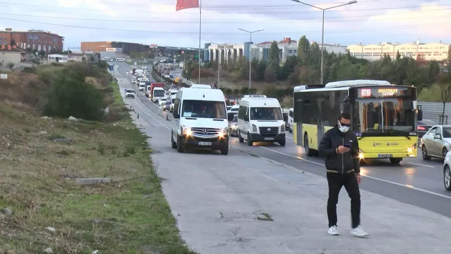 Trafikten kaçmak için kaldırımı üçüncü şerit yaptılar 9 Trafikten kaçmak için kaldırımı üçüncü şerit yaptılar 9
