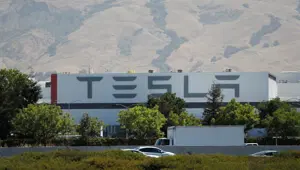 Elon Musk duyurdu: Tesla'nın robotaksi projesi ertelendi