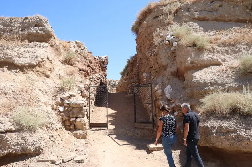 Niğde'deki höyük kazısında Pers dönemine ait alçı surlar bulundu Niğde'deki höyük kazısında Pers dönemine ait alçı surlar bulundu