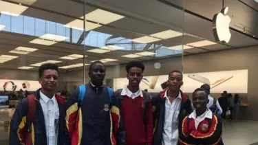 Apple, mağazadan atılan öğrencilerden özür diledi