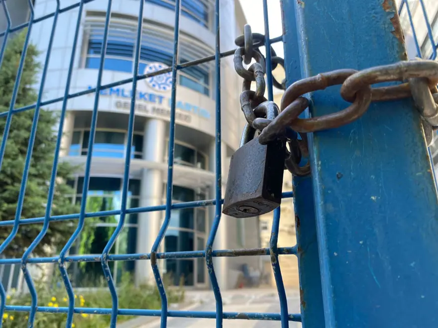 BİNANIN KAPISI KİLİTLENDİ 1