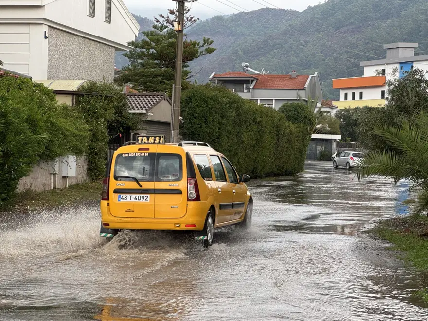 Marmaris’te sağanak: İş yerlerini su bastı 2 Marmaris’te sağanak: İş yerlerini su bastı 2
