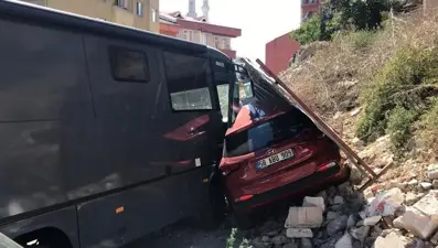 Freni boşalan karavan park halindeki otomobile çarpıpdurabildi