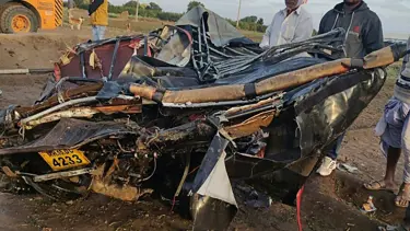 Hindistan'da otobüs ile "tuk tuk" çarpıştı: 27 ölü