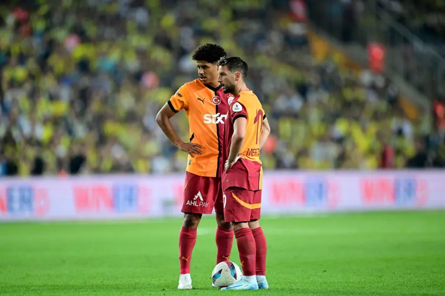 Kadıköy'de gol yağmuru: Galatasaray dev derbide Fenerbahçe'yi mağlup etti 7