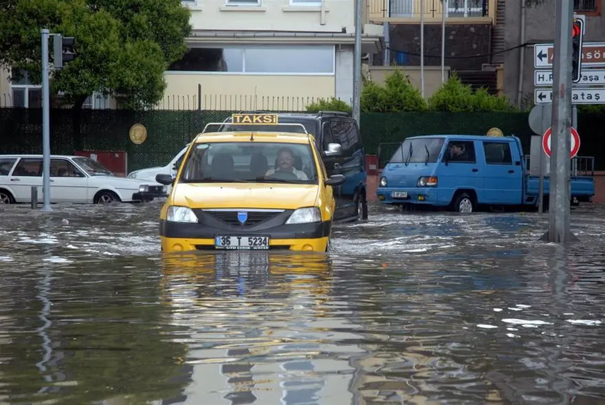 Yağmur İzmir'i felç etti 4