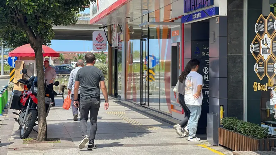 Rize'de fıkra gibi olay yaşandı!  Bisikleti banka kapısına kilitledi, içeridekiler mahsur kaldı 1