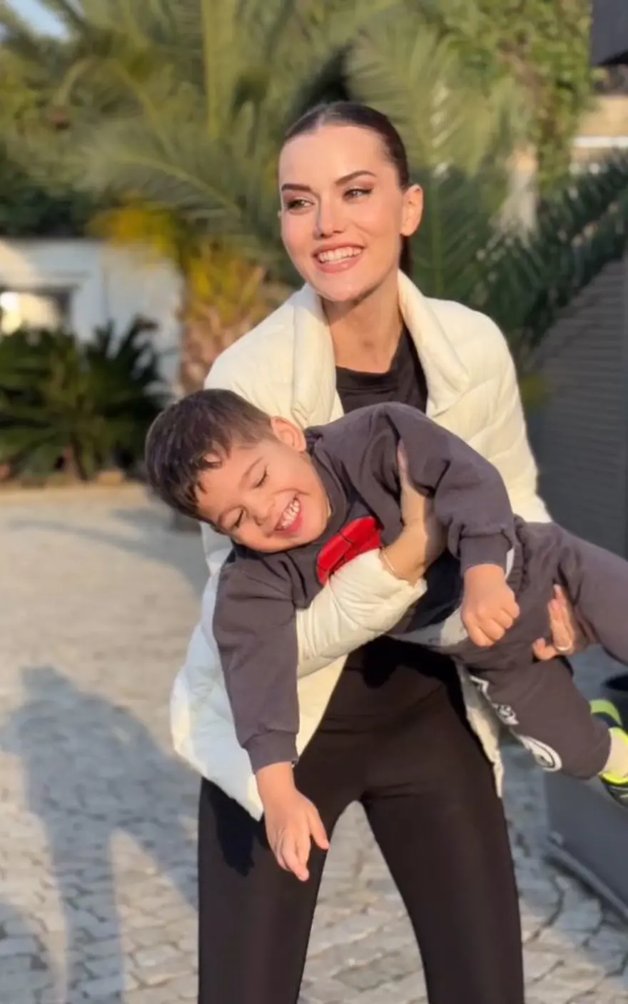 Fahriye Evcen'den küçük oğlu Kerem ile yeni pozlar 2