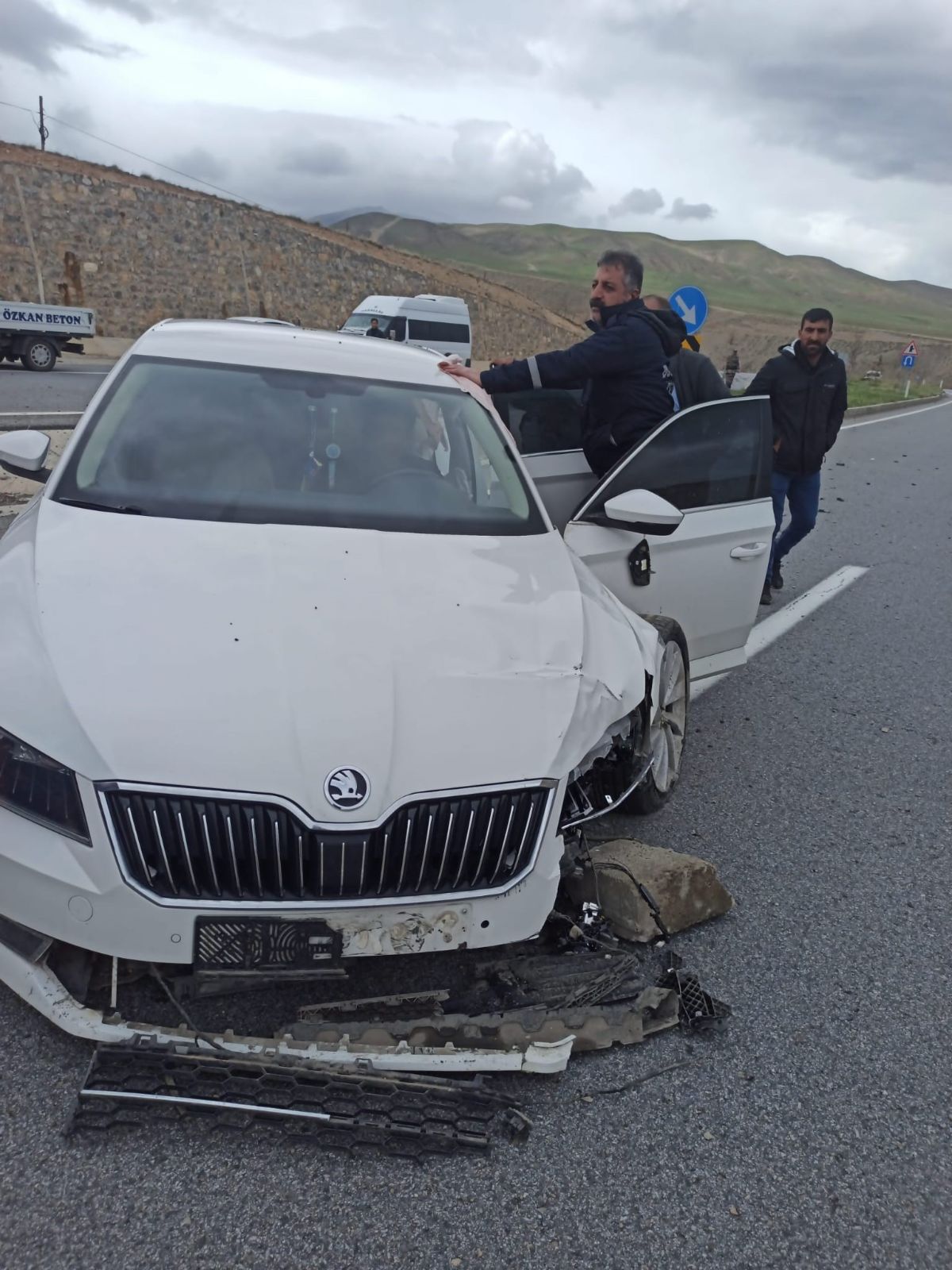Otomobilin refüje çarpması sonucu 2 kişi yaralandı